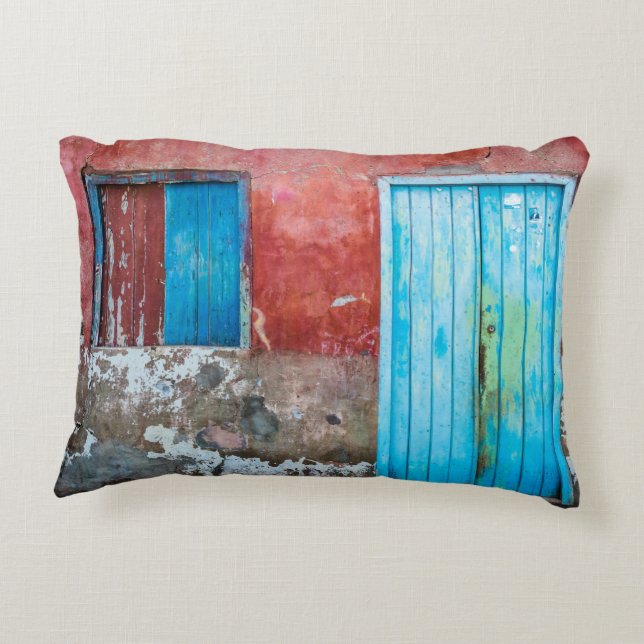 Almofada Decorativa Parede vermelha, azul e cinza, porta e janela (Verso)