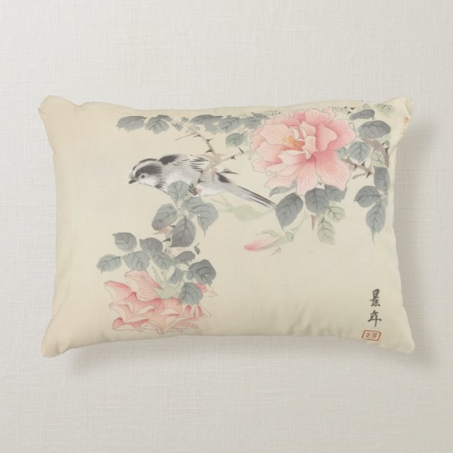 Almofada Decorativa Passarinho Preto e Branco Entre Flores Rosa     (Frente)