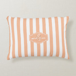 Almofada Decorativa Peach fuzz e branco listrado com um Monograma