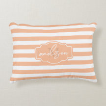 Peach fuzz e branco listrado com um Monograma