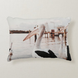 ALMOFADA DECORATIVA PELICAN BRANCO NO CORPO DE ÁGUA DURANTE O DIA