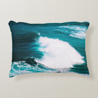 ALMOFADA DECORATIVA PESSOA NO BORDO COM ONDAS OCEANAS