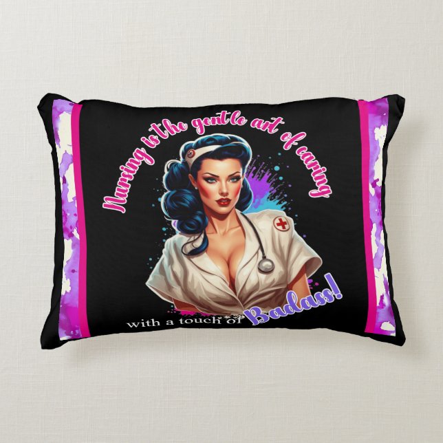 Almofada Decorativa Pinup_ Nurse Badass (Frente)