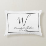 Almofada Decorativa Presente de lembrança de casamento com monograma m<br><div class="desc">Presente de lembrança de casamento com monograma moderno elegante</div>
