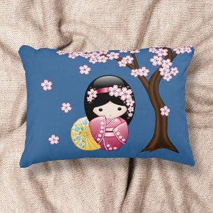 Almofada Decorativa Primavera Kokeshi Doll - Garota Geisha Japonesa Bo