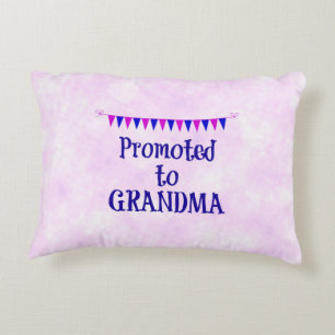 Almofada Decorativa "Promovido para a vovó" fundo cor-de-rosa