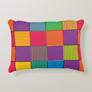 Almofada Decorativa Quadrados e faixas de cores brilhantes