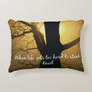 Almofada Decorativa Quando a vida fica duro demais para ficar de pé, 