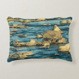 Almofada Decorativa Rochas fluviais na água com paisagem solar