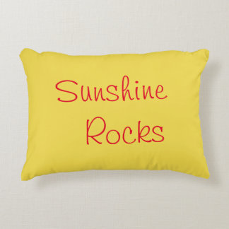 Almofada Decorativa "Rochas Sunshine" Frase Fundo Amarelo