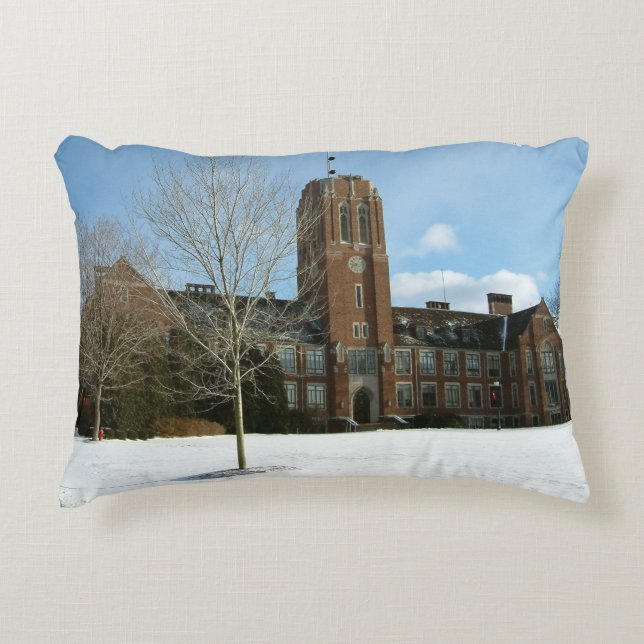 Almofada Decorativa Rockwell no inverno no Grove City College (Frente)