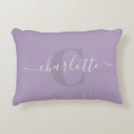 Almofada Decorativa Roxo lilás | Nome do Monograma de Script Personali<br><div class="desc">Roxo lilás | Travesseiro de Ênfase do Monograma de Script Personalizado</div>
