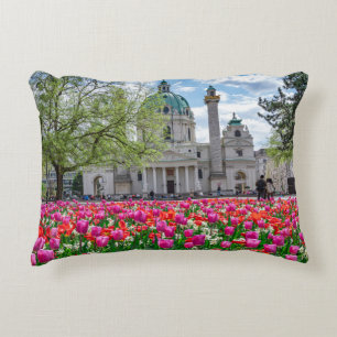 Almofada Decorativa Rua. Charles Church em primavera em Viena, Áustria
