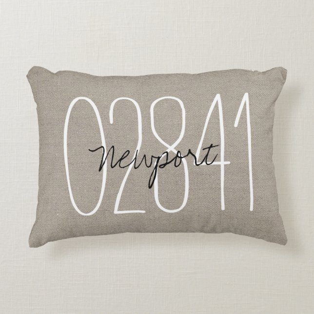 Almofada Decorativa Rustic Beige Custom Town e Zip Code Accent Pillo (Frente)