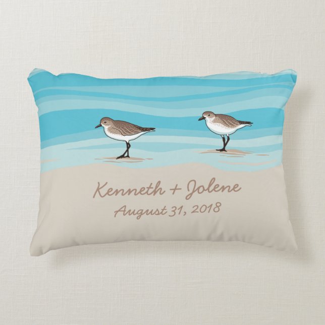 Almofada Decorativa Sandpipers em Beach Wedch Date Names in Sand (Frente)