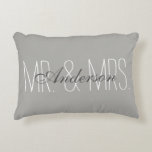 Almofada Decorativa Sr. e Sra. Travesseiro<br><div class="desc">travesseiro personalizado entre o Sr. e a Sra. sobrenome</div>