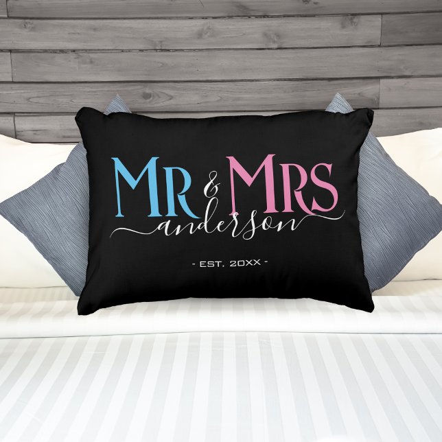Almofada Decorativa Sr. & Sra. Newlywn Casal Casado Aniversário Negro (Mr & Mrs Newlywed Couple Wedding Anniversary Blue Pink and Black Accent Pillow)