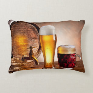 Almofada Decorativa Tambor de cerveja com vidros de cerveja em uma