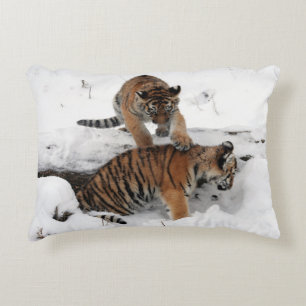 Almofada Decorativa Tigre e Cubs tocando na neve