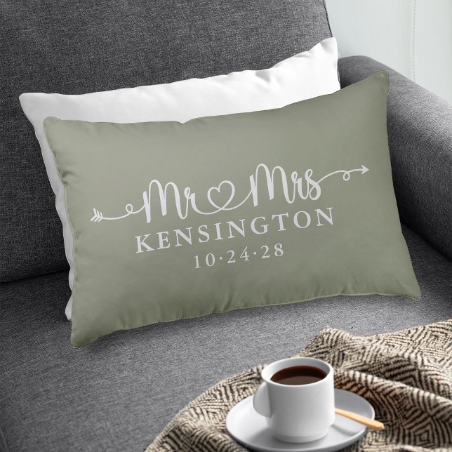 Almofada Decorativa Tipografia de roteiro verde sálvia personalizada M (Sage Green Script Typography Personalized Mr Mrs Accent Pillow)