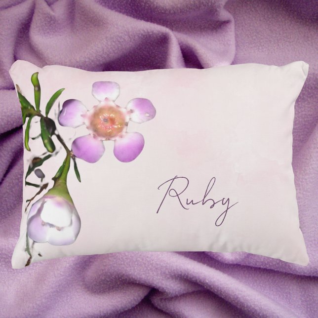 Almofada Decorativa Travesseiro de Ênfase da Cera Botânica (Purple and white floral wax flower lumbar pillow. Easy to customize)