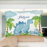Almofada Decorativa Travesseiro personalizado do nome do bebê do dinos<br><div class="desc">Travesseiro personalizado de nomes de bebês de dinossauro azul,  um adorável presente personalizado para um bebê</div>