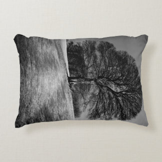 Almofada Decorativa Tree Shaped by the Wind. A lone tree guards a Mend