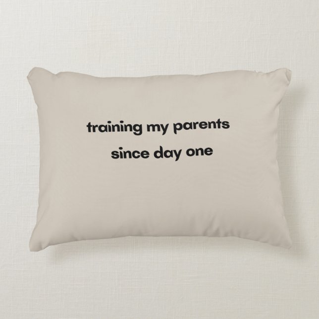 Almofada Decorativa Treinando Meus Pais Desde o Primeiro Dia (Frente)