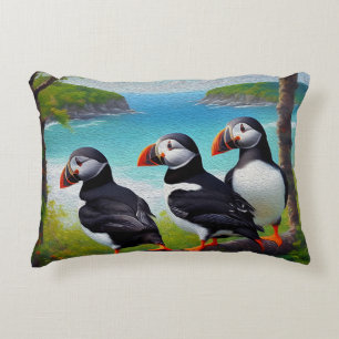 Almofada Decorativa Trio Costeiro: Três Puffins na Praia em Óleos