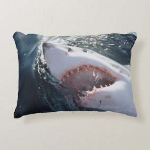 Almofada Decorativa Tubarão Branco no mar