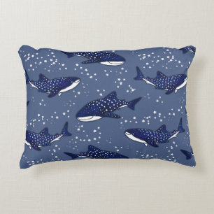Almofada Decorativa Tubarão de baleia estrelado (escuro)