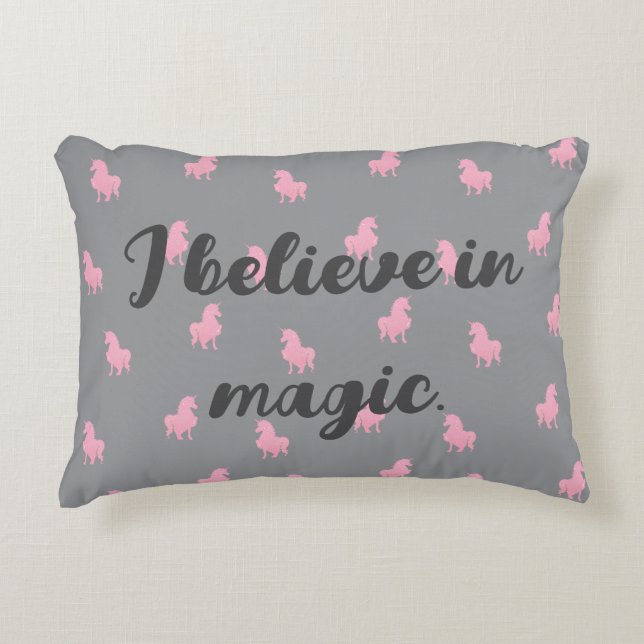 Almofada Decorativa Unicórnio Rosa Invisível sobre Cinzas (Frente)