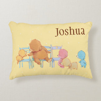 Almofada Decorativa Urso Marrom e Amigos Compartilham Quatro Cadeiras