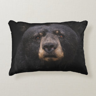 ALMOFADA DECORATIVA URSO NEGRO NA BANCADA DE ÁRVORE DE MADEIRA MARCAD