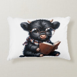 Almofada Decorativa Vaca Negra das Terras Altas Lendo um Livro