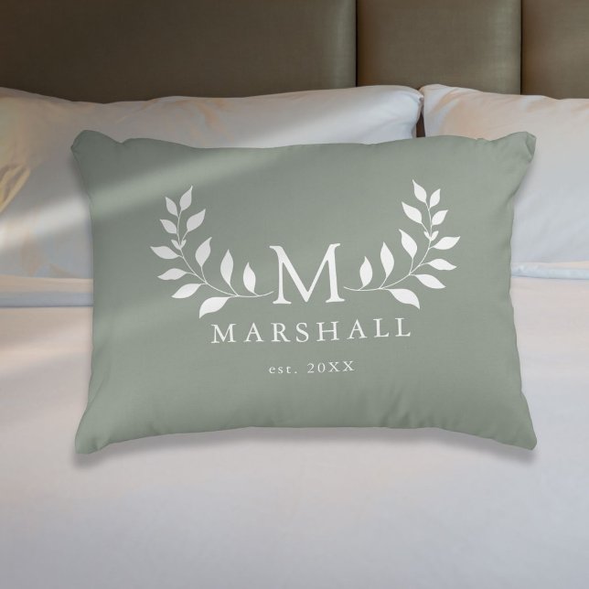 Almofada Decorativa Verde Elegante Moderno Monograma Floral Nome da Fa (Green Elegant Modern Floral Monogram Family Name Accent Pillow)