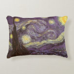 Almofada Decorativa Vincent van Gogh - Noite Estrelada<br><div class="desc">Starry Night (1889), por Vincent van Gogh, é um apos impressionismo de pintura paisagística de arte. Uma vista de uma cidade num vale à noite com as nuvens a girar, as estrelas a brilhar e uma bela lua ouro amarela. Foi pintado durante o dia pela memória e é a pintura...</div>