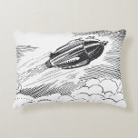 Almofada Decorativa Vintage Science Ficeship Rocket in Clouds<br><div class="desc">Ilustração da Vintage: imagem do transporte vitoriano de ficção científica em preto e branco. Uma nave espacial voando pelas nuvens no céu. Um clássico design de ficção científica de quadrinhos retrógrados do 50 do futuro.</div>