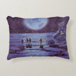 Almofada Decorativa Vintage Science Ficting Earth Rover Aliens na Lua<br><div class="desc">Ilustração vintage de aliens futuristas e robôs de ficção científica apresentando um clássico design de quadrinhos de 50. Design de ficção científica retrô com astronautas alienígenas em um planeta estrangeiro com veículo espacial, lunar ou lua e olhando para a Terra e o espaço exterior e acenando. Um céu escuro com...</div>