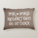 Almofada Decorativa Vintage, Sr. e Sra. Burlap, travesseiros de casame<br><div class="desc">Vintage, Sr. e Sra. Burlap, travesseiros de casamento. Almofadas personalizadas de travesseiro de giz escrevendo para sofá, cadeira ou cama. Design personalizado com coração branco e sobrenome do novo casal. Uma decoração rústica para a casa, personalizada para noiva e noivo / marido e mulher. Presentes de casamento românticos para recém-casados....</div>