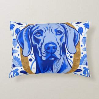 Almofada Decorativa Weimaraner espiando através da letra "O" em Ouro