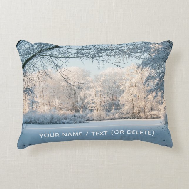 Almofada Decorativa Wonderland Snowy Lake Trees (Frente)