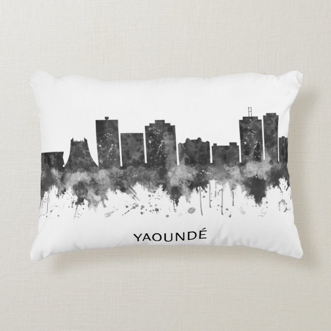 Almofada Decorativa Yaounde Cameroon Skyline BW (Frente)