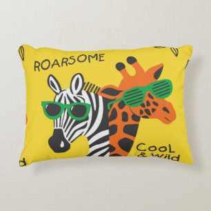 Almofada Decorativa zebra legal e girafa vestindo óculos em amarelo b