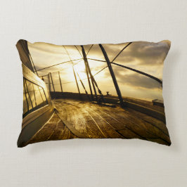 Almofada Decorativa Zeiljacht bij ochtendzon met wolken lucht.
