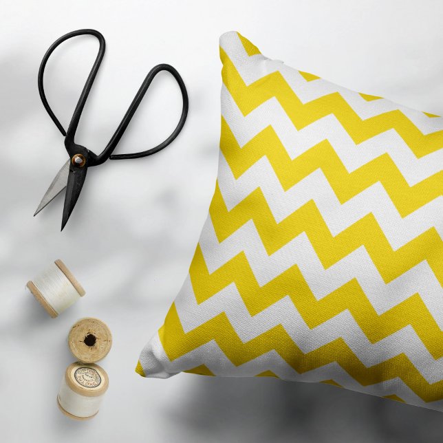 Almofada Decorativa Zigzag Amarelo, Chevron Amarelo, Padrão Geométrico (Criador carregado)