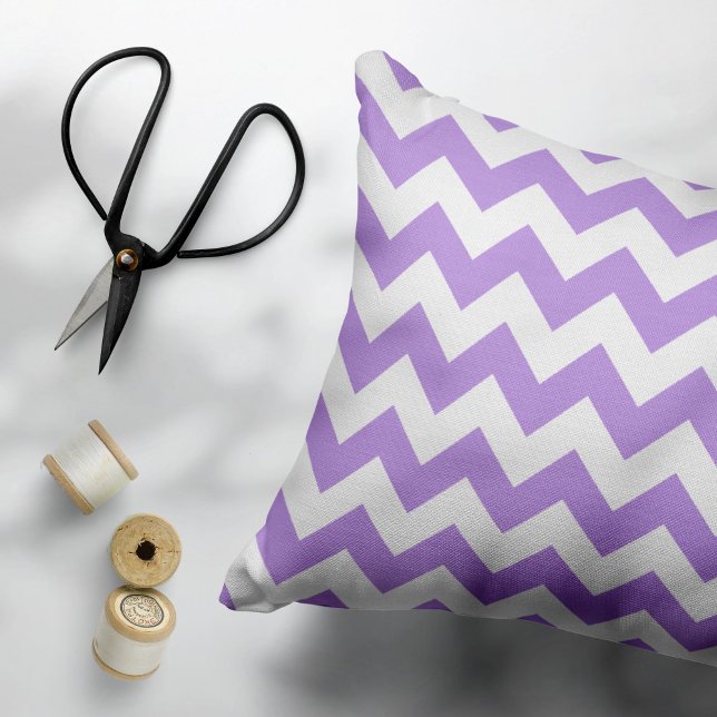 Almofada Decorativa Zigzag Roxo, Chevron Roxo, Padrão Geométrico (Criador carregado)