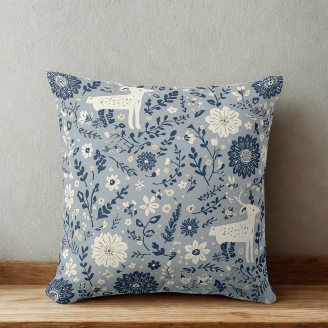Almofada Deer Escandinavo Nórdico e Padrão Floral (Nordic Scandinavian Blue and Cream Floral Deer Print Throw Pillow)