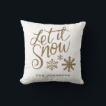 Almofada Deixe-o nevar no Travesseiro decorativo de Natal<br><div class="desc">Branco com ouro Deixe-o nevar travesseiro decorativo personalizado de Natal. Perfeito para acentuar a decoração do feriado.</div>