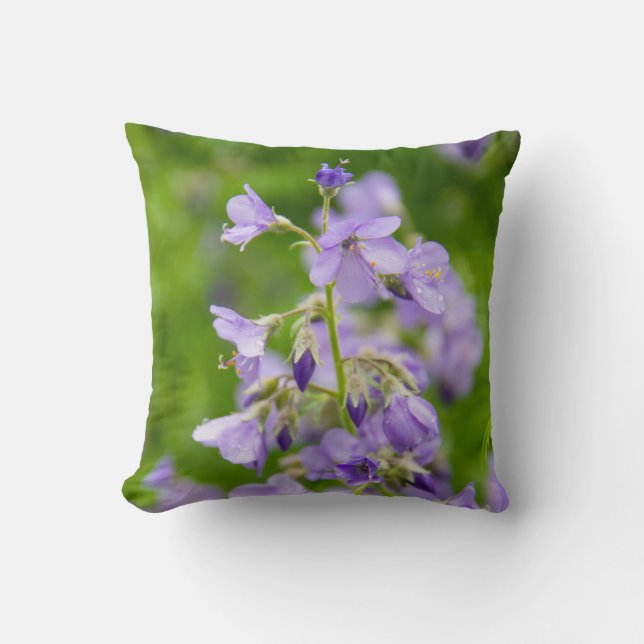 Almofada Delicar flores azuis num campo verde num primavera (Frente)